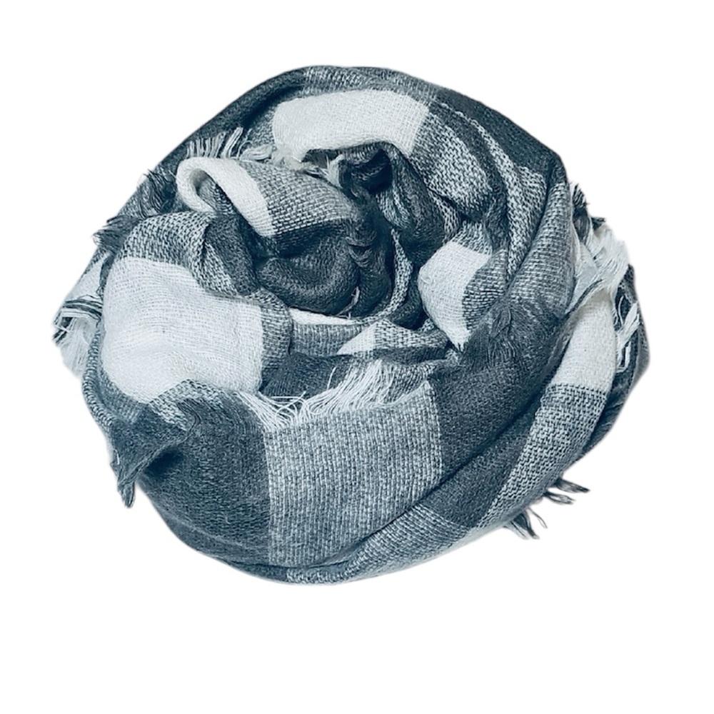 💚 Aerie Cozy Checkered Gray and White Scarf